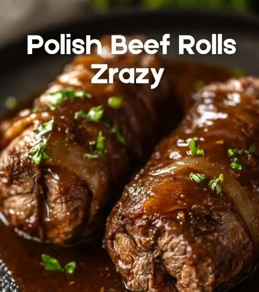 Delikatne zrazy roulady na talerzu z dodatkami w stylu polskim