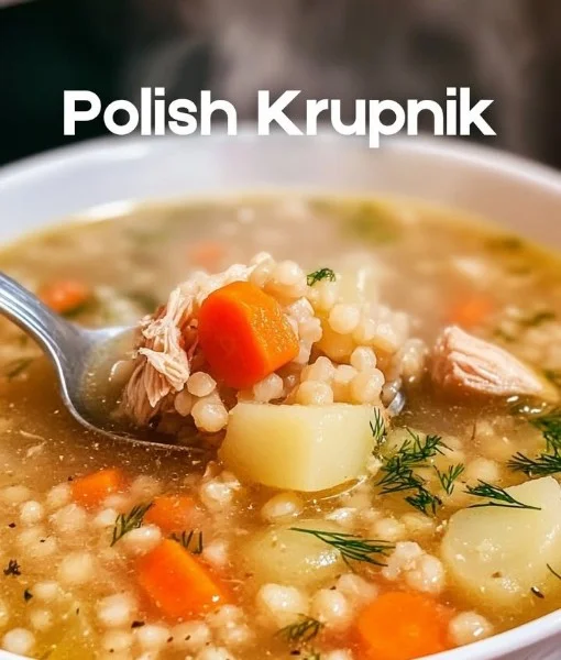 Syta zupa krupnik z warzywami i mięsem w talerzu