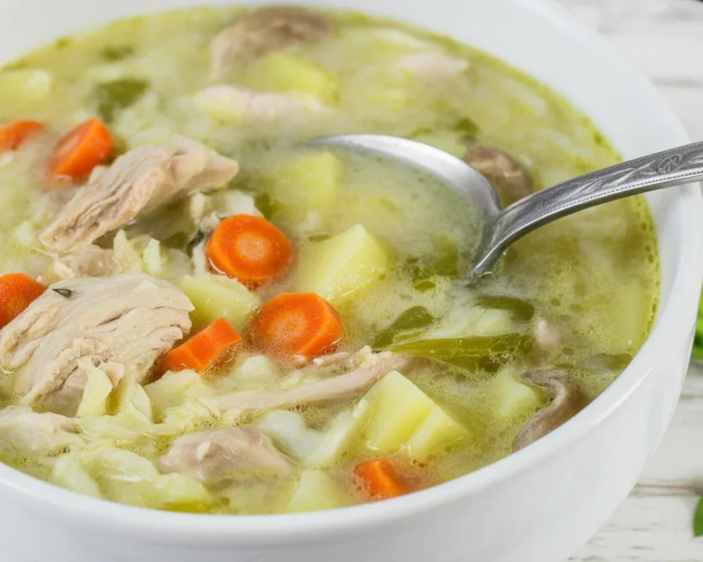 Zupa Ogórkowa z kiszonych ogórków i ziemniaków w garnku.